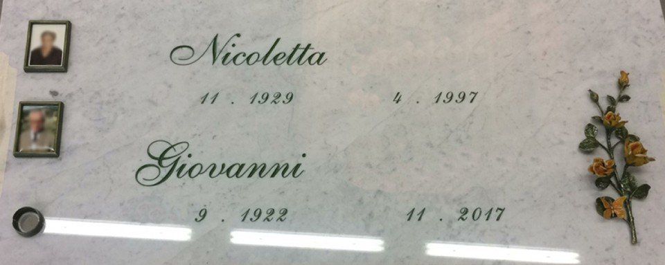 Loculo in marmo con nomi e date