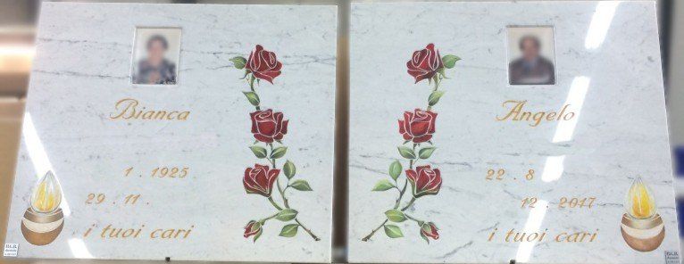 Loculo in marmo con rose rosse