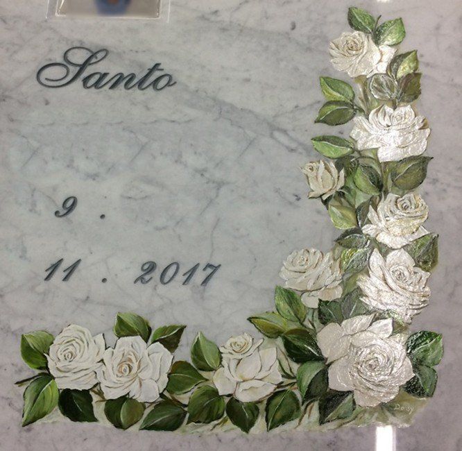 Loculo in marmo con fiori bianchi