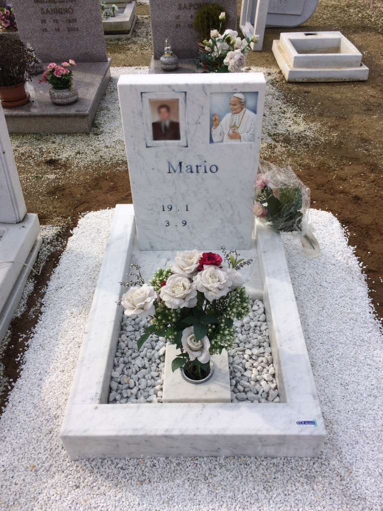 Lapide con fiori
