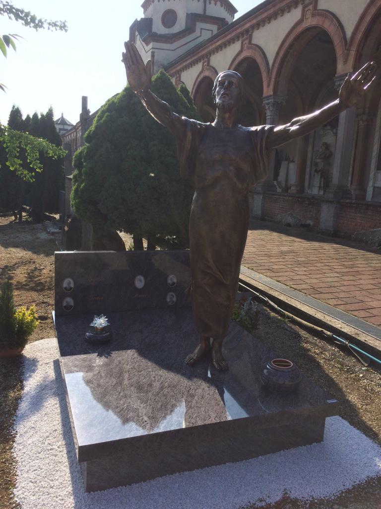 Lapide con scultura