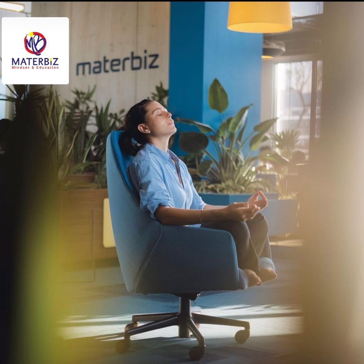 Mujer meditando en una silla de oficina azul con el logotipo de Materbiz visible.