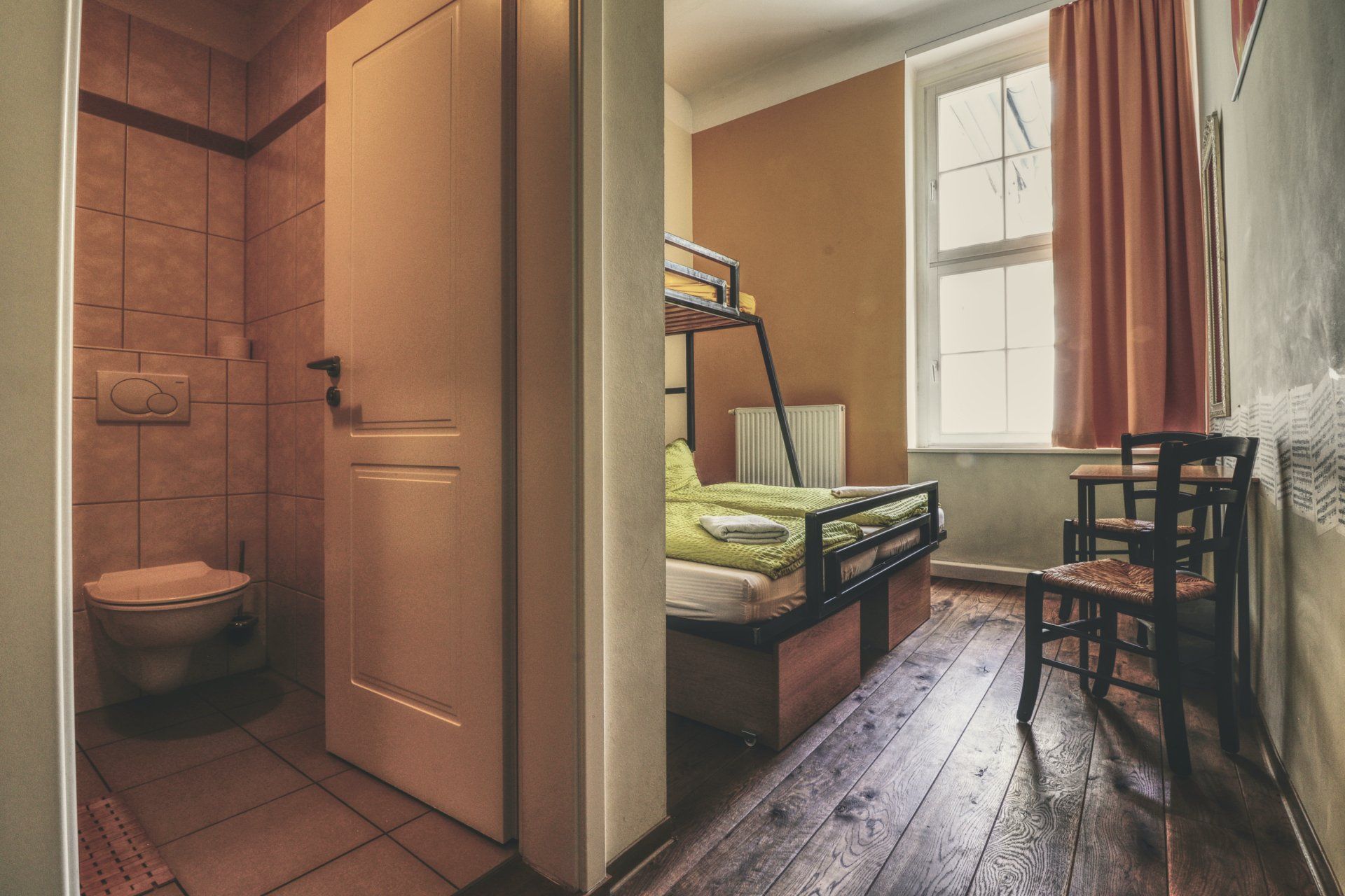 Dreibettzimmer mit eigenem Bad, Hochbett und Tageslichtfenster im OPERA Hostel
