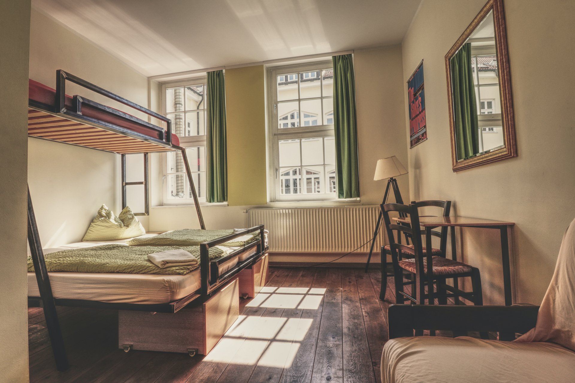 Helles 3-Bettzimmer im OPERA Hostel Erfurt mit Hochbett, großem Fenster und Holzboden