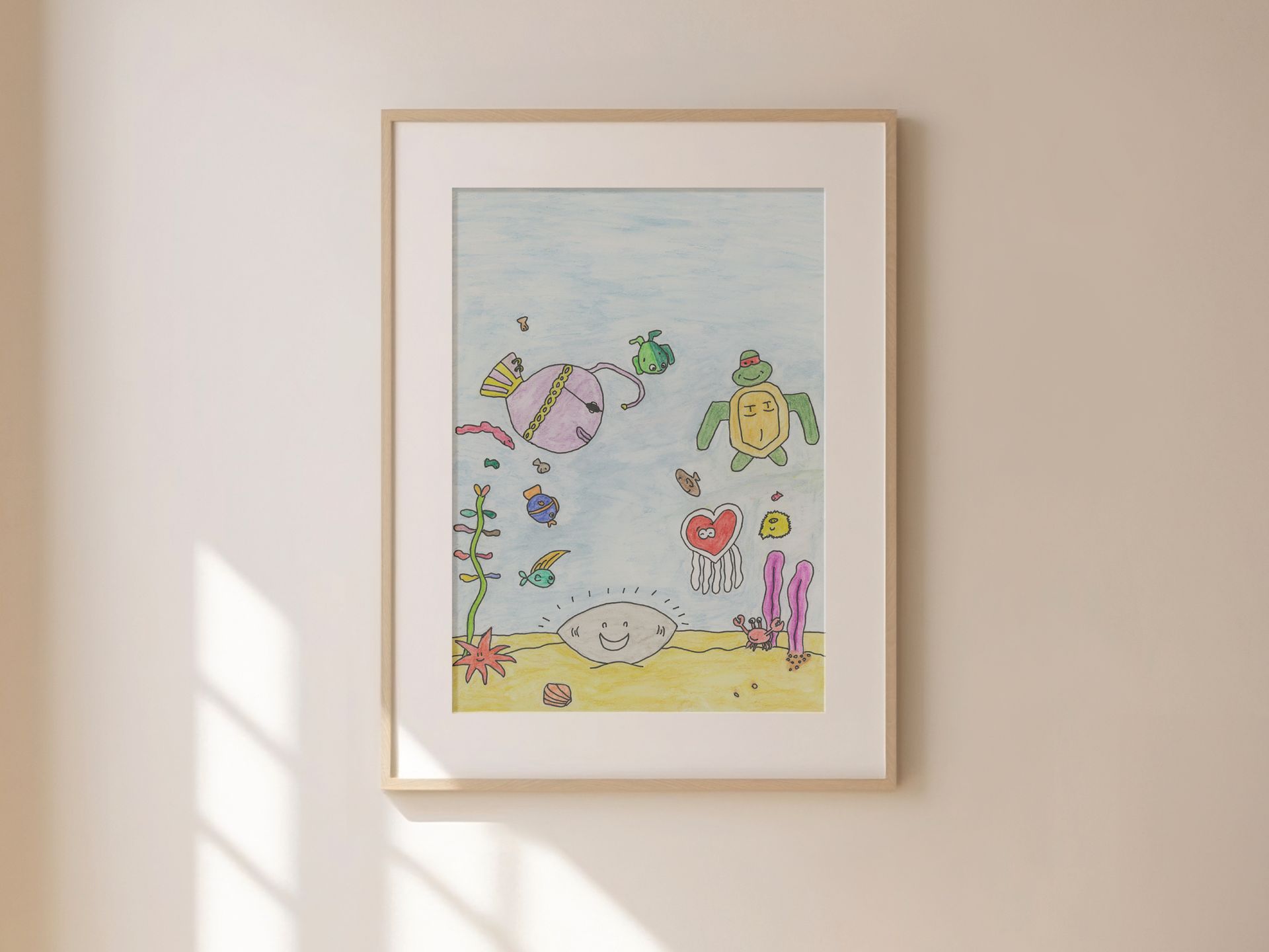 Kleurrijke kindertekening van zeeschildpadden en zeeleven in een onderwateromgeving, ingelijst tegen een beige muur.