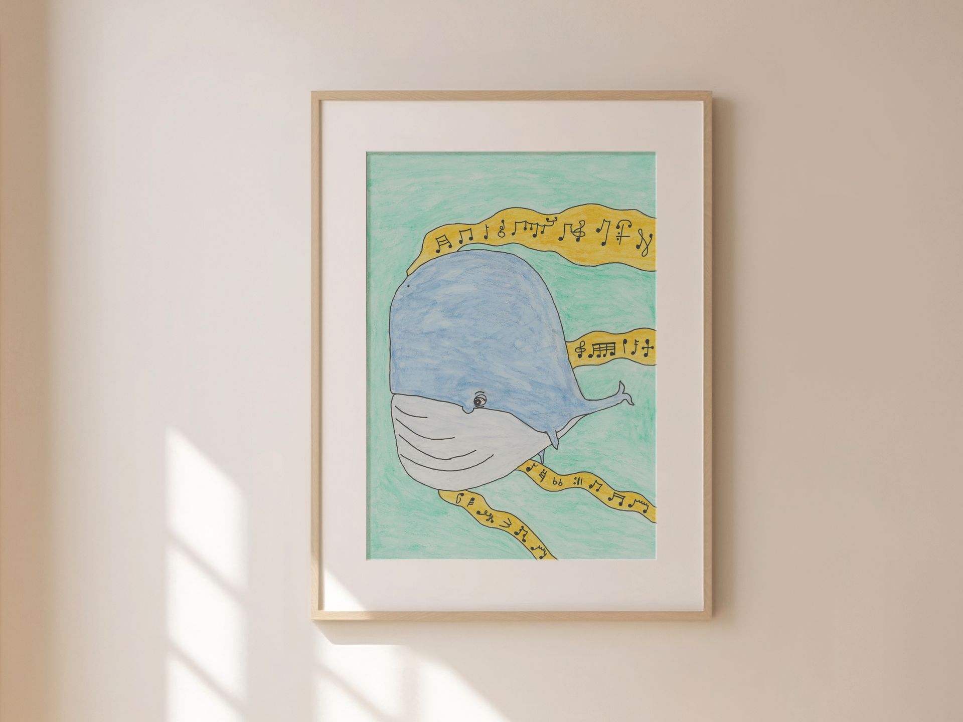 Tekening van een blauwe walvis met gele accenten, ingelijst in een houten frame aan een lichtgekleurde muur.