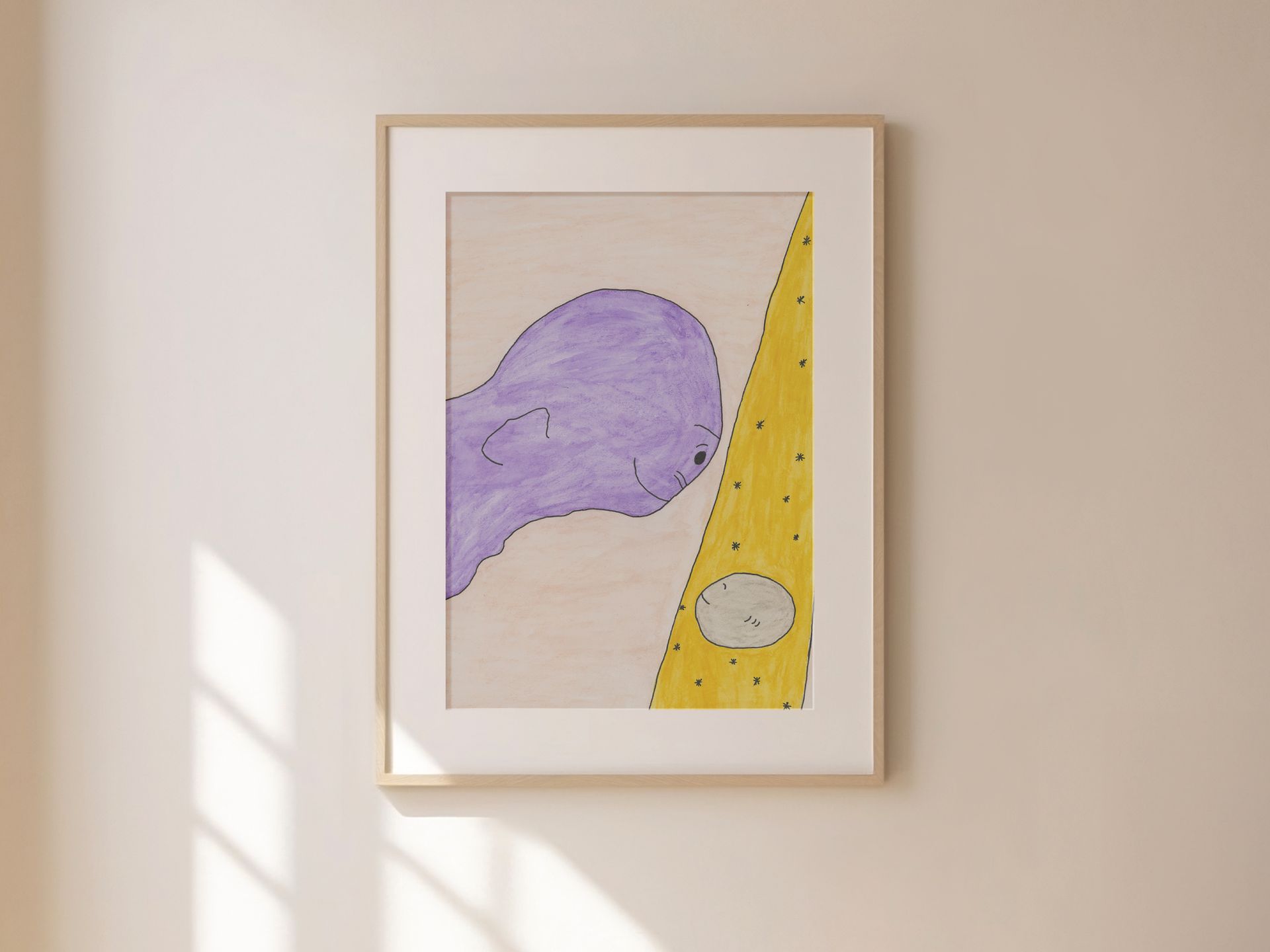 Paarse en gele abstracte kunstprint in een houten lijst, gemonteerd aan een crèmekleurige muur.
