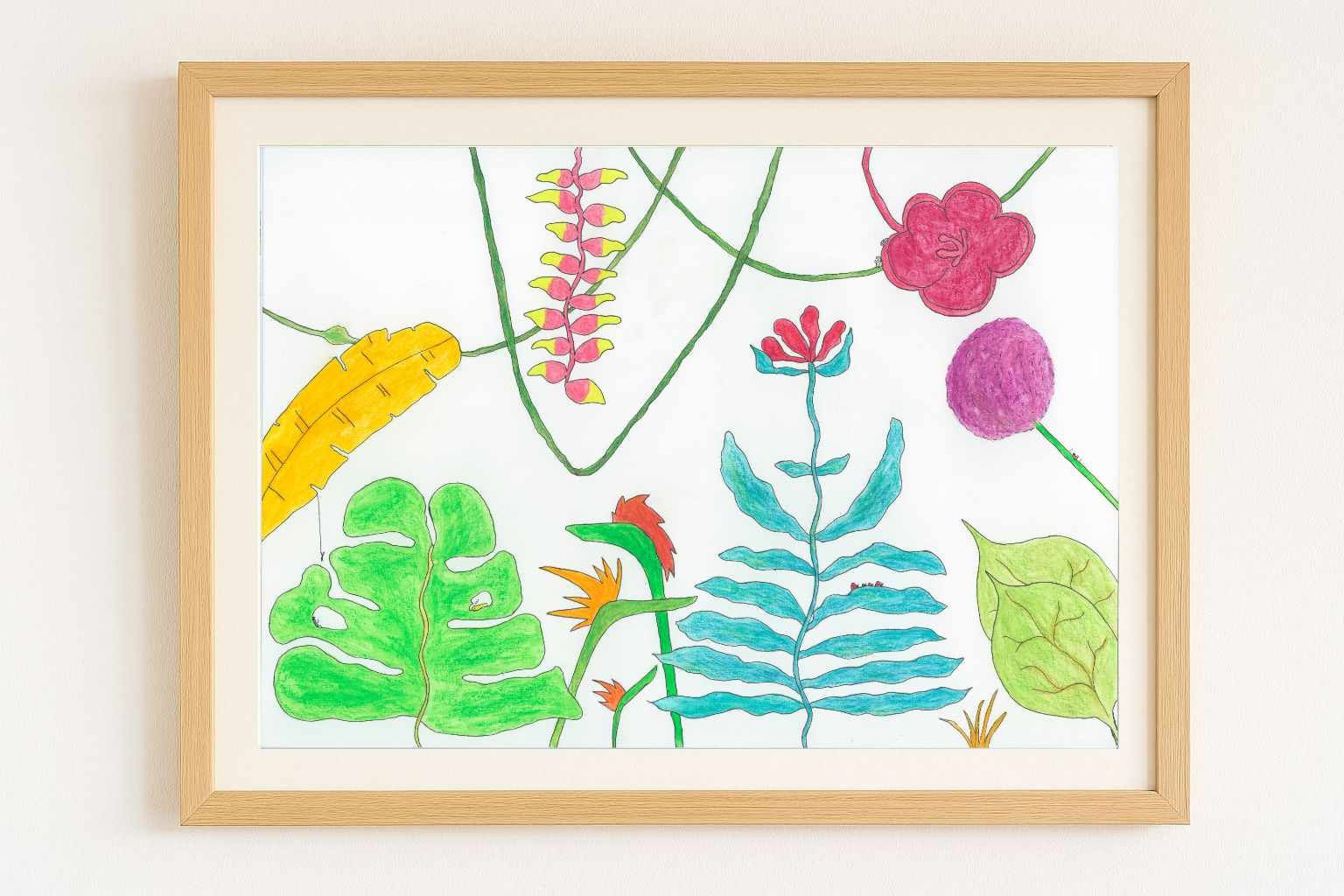 Kleurrijke illustratie van bloemen en bladeren in een houten lijst tegen een witte muur.