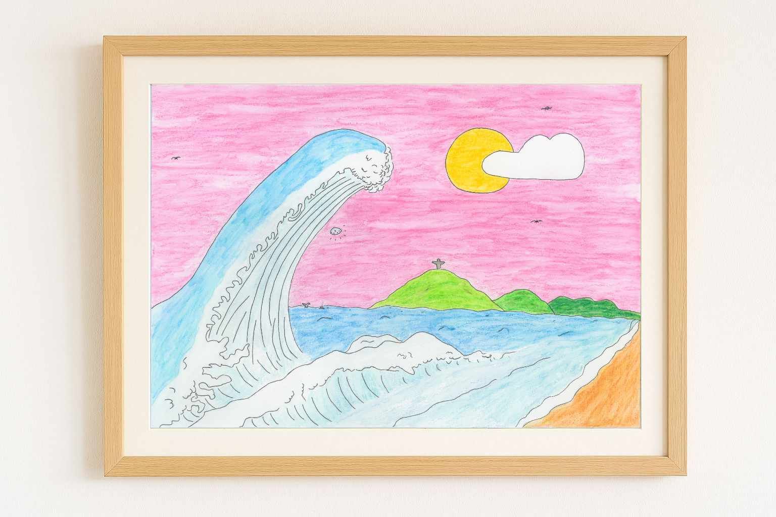 Een cartoontekening van een oceaangolf, strand, lucht en zon in een houten lijst.