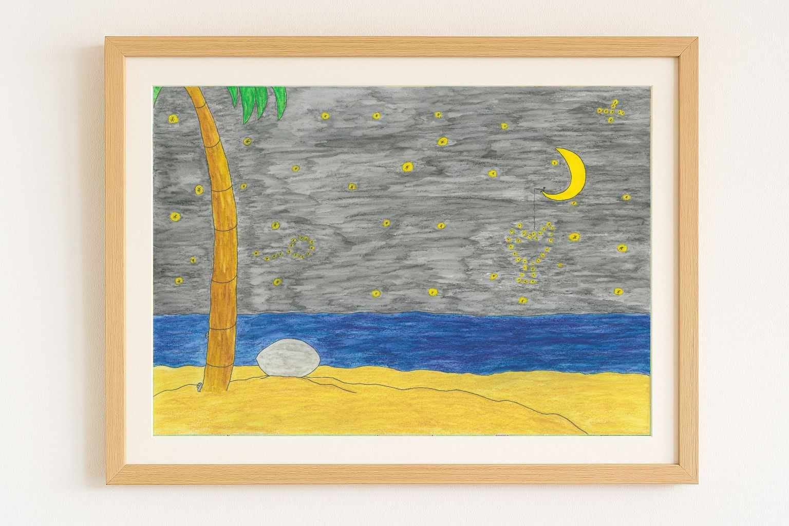 Nachtscène: palmboom op een geel zandstrand, blauwe zee, halve maan, sterrenhemel en een rots.
