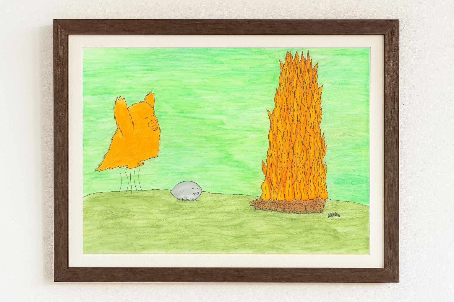 Oranje vos naast een hoge, oranje vlam op een groen veld met grijze rotsen. Kunstwerk in een bruine lijst.