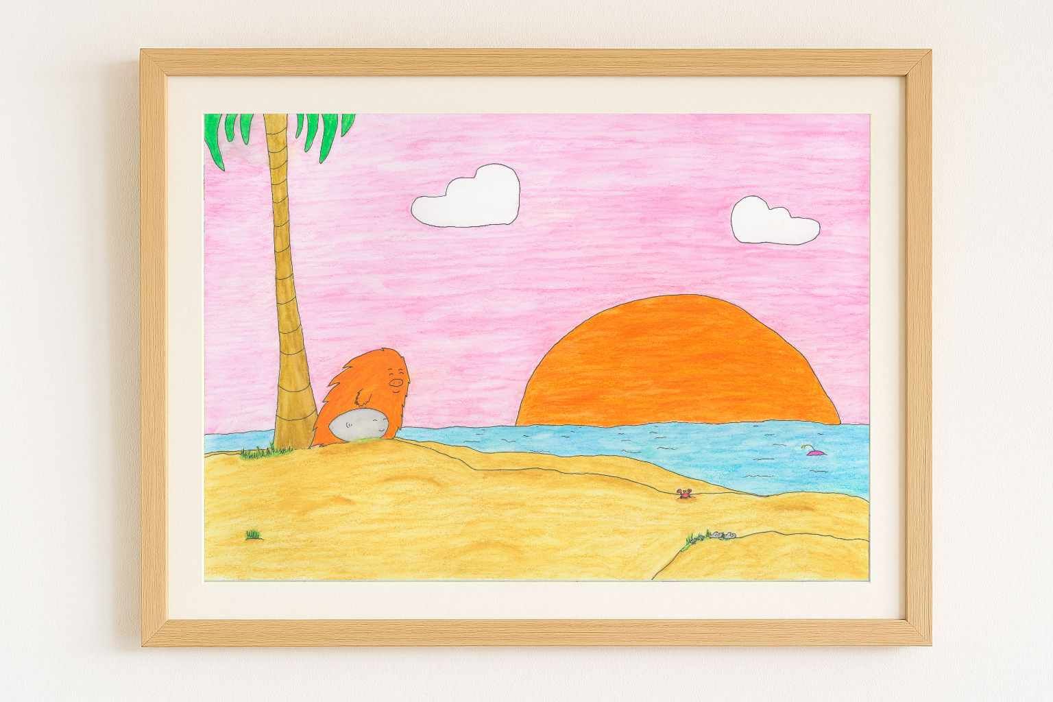 Strandscène met zonsondergang, palmboom en stripfiguur, omlijst door licht hout.
