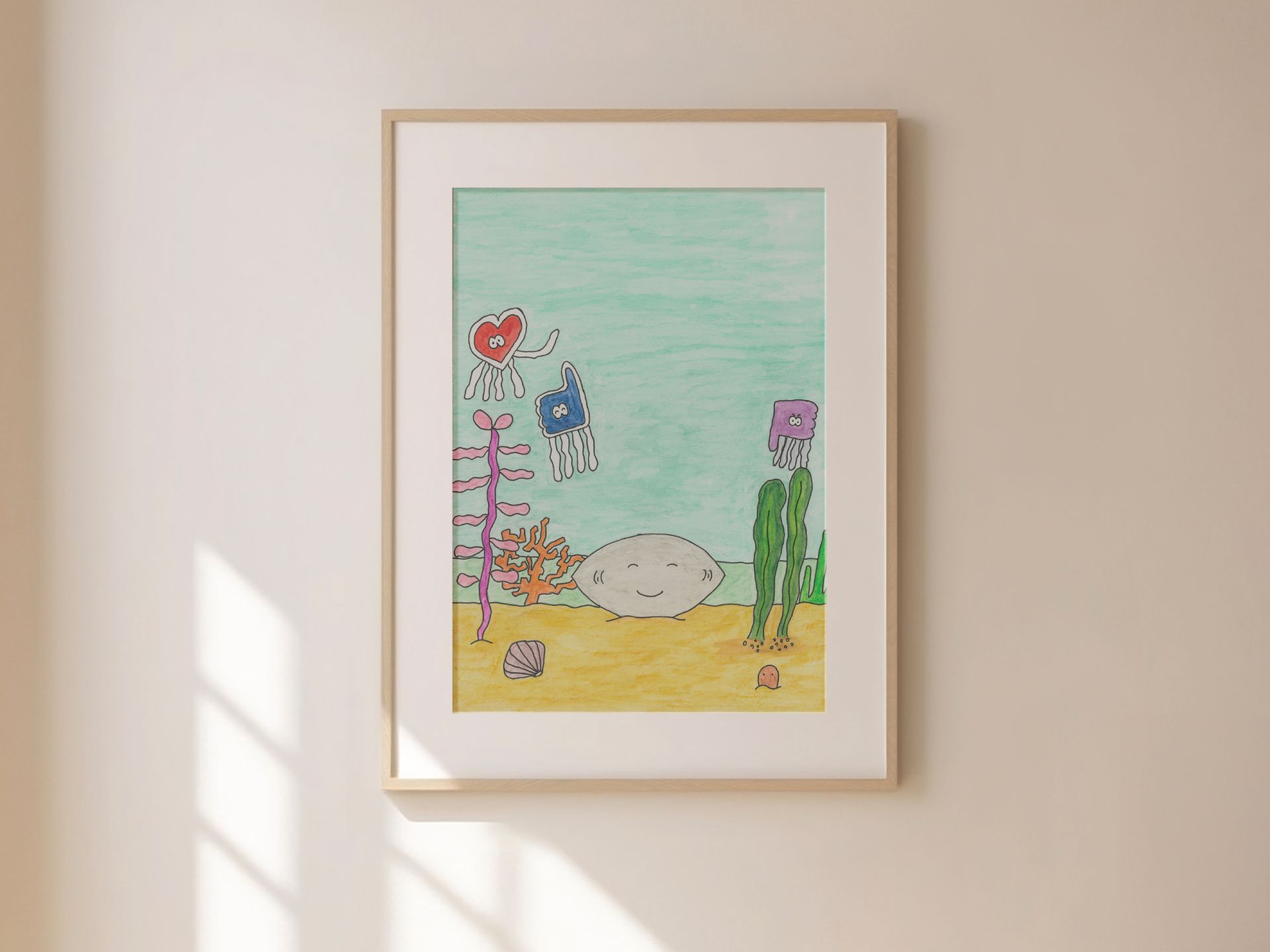 Ingelijst, kleurrijk kunstwerk met fantasiefiguren op een strand, tegen een turquoise achtergrond.