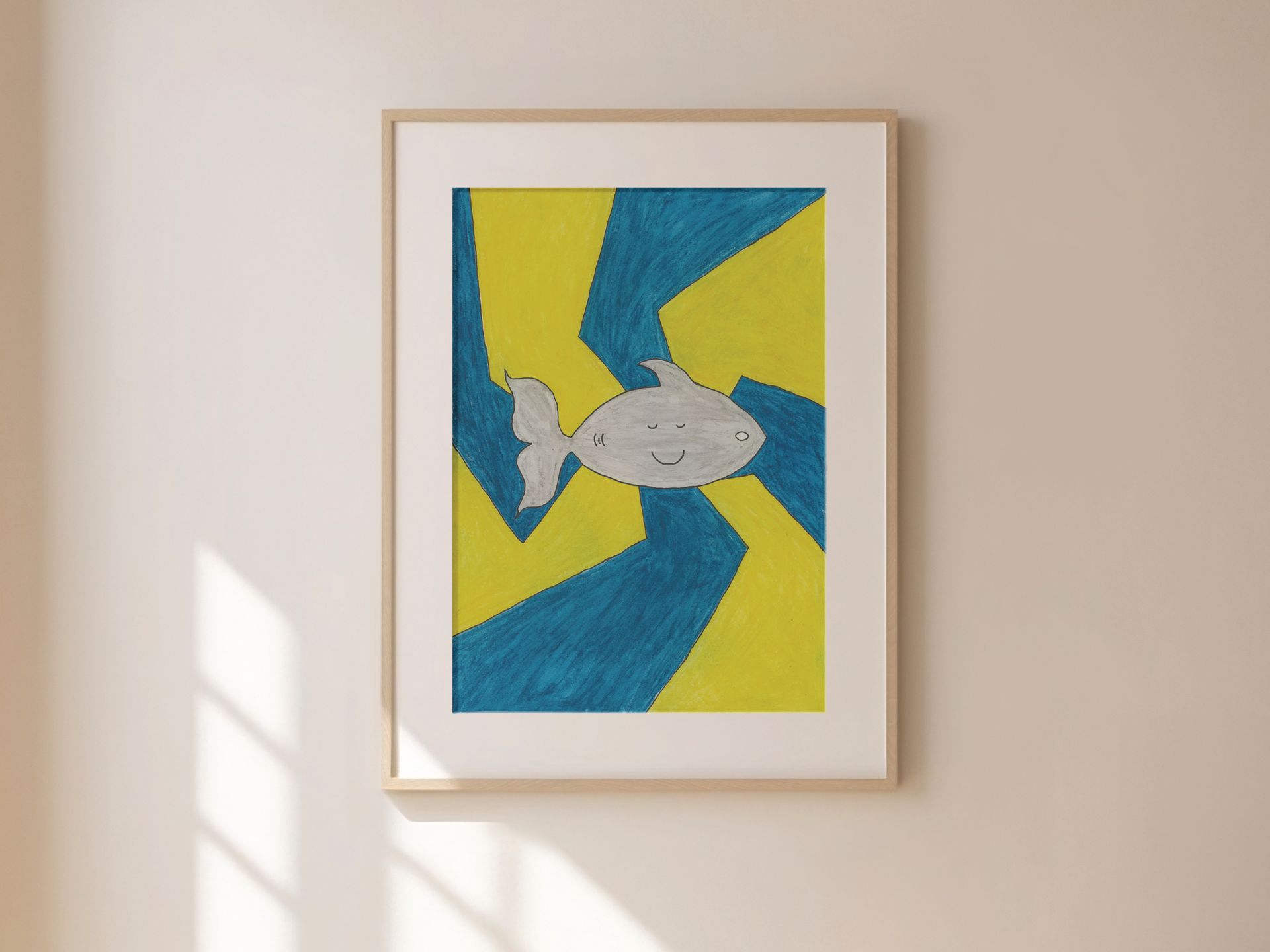 Ingelijst kunstwerk: een blauw-gele geometrische achtergrond met een witte vis, hangend aan een beige muur.