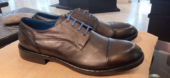 Scarpe casuale in esposizione