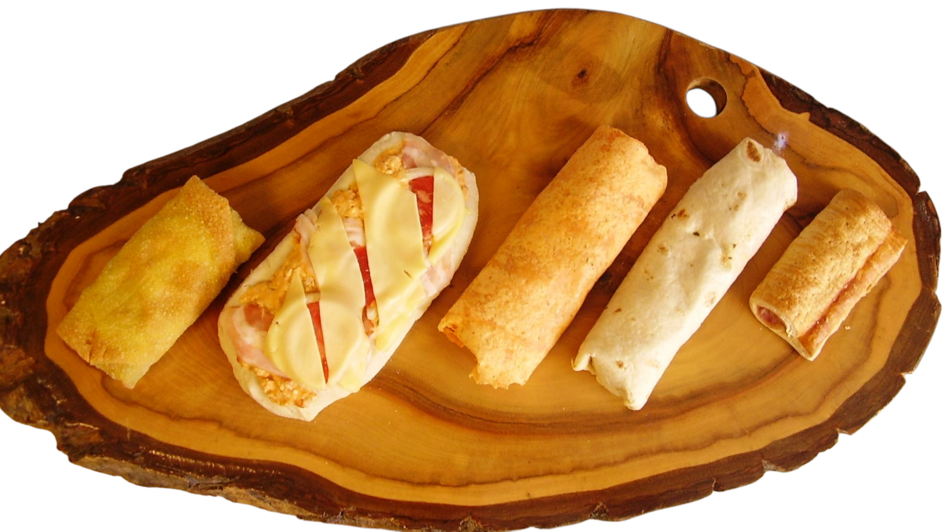 Vijf verschillende soorten gebak en wraps, uitgestald op een ovale houten snijplank tegen een witte achtergrond.