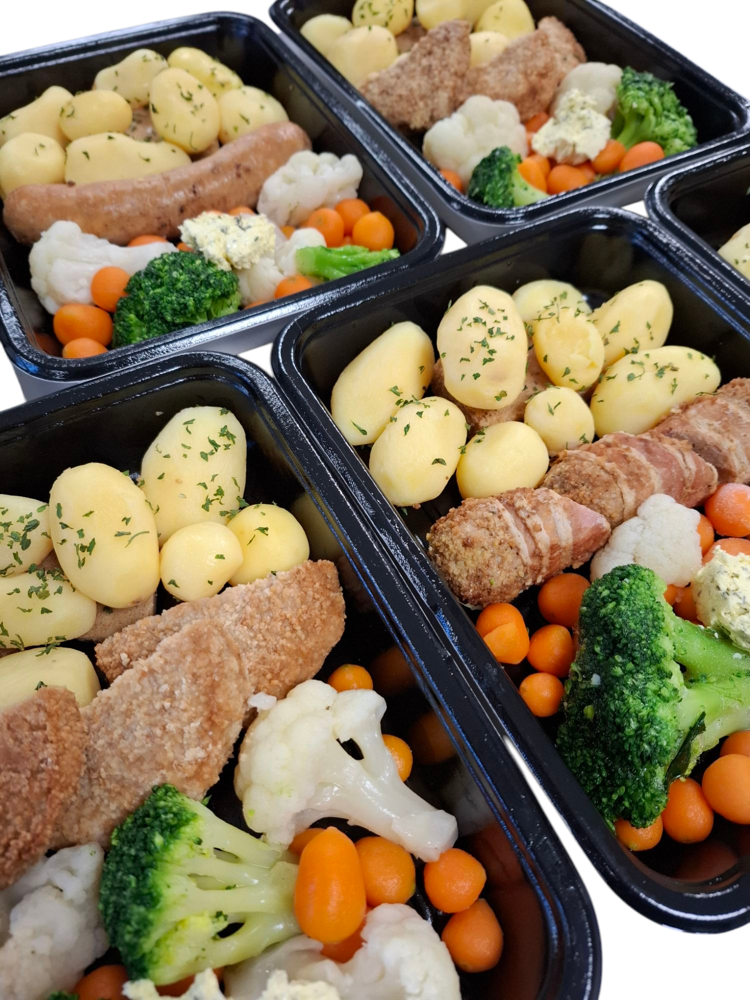Vier bakjes gevuld met maaltijden bestaande uit aardappelen, gepaneerd vlees, broccoli, bloemkool en wortelen.