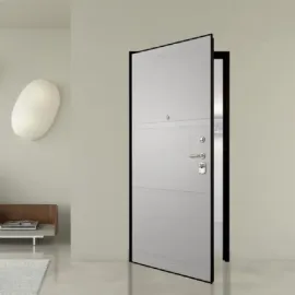una porta bianca,un tavolino, un vaso e una poltrona verde
