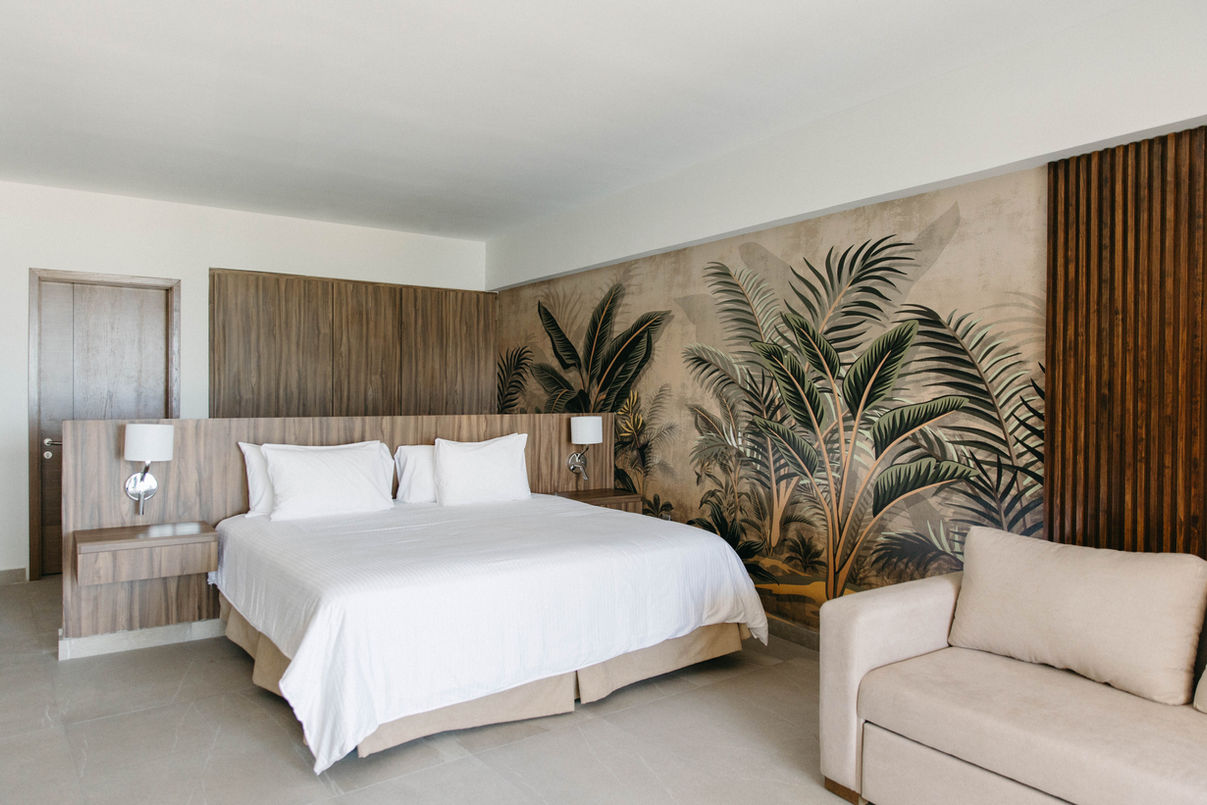 Una habitación de hotel con una cama tamaño king y un sofá.