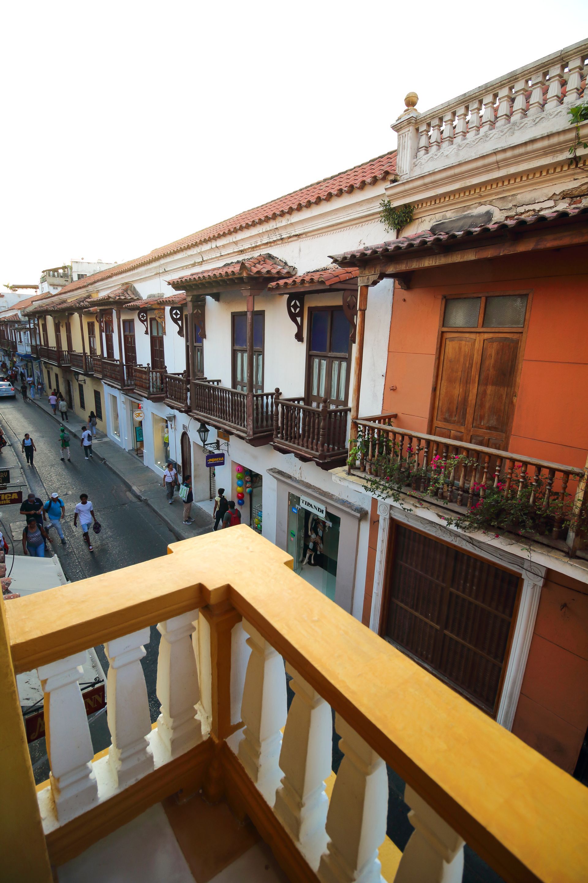 Vista desde un balcón de los coloridos edificios que bordean una calle en Cartagena, Colombia.