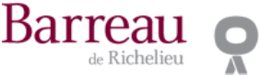 Logo du Barreau de Richelieu avec texte bordeaux et insigne gris.