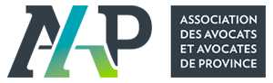 Logo : « AAP » en bleu sarcelle et bleu sarcelle foncé, texte : « Association des avocats et avocates de province » en blanc sur fond bleu sarcelle foncé.