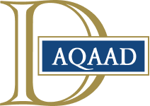 « D » doré avec un rectangle bleu contenant les lettres « AQAAAD » en blanc.