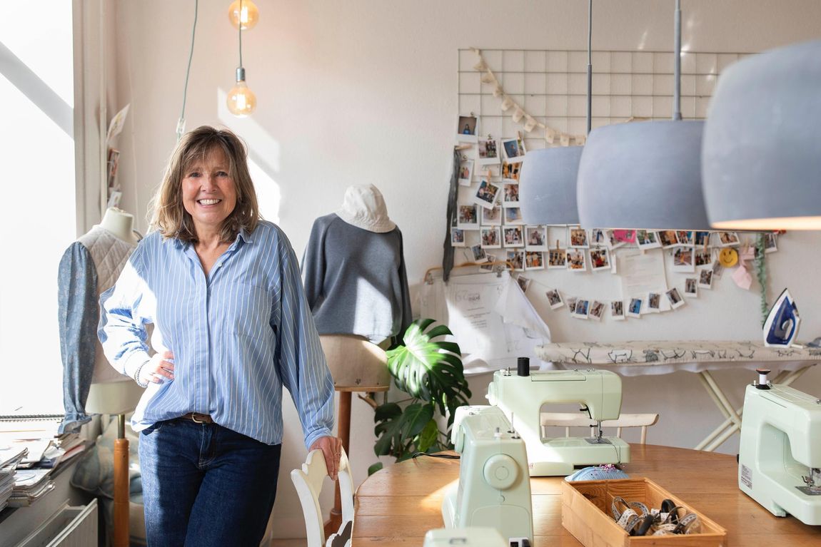 Carien Reinking in Stitch Studio waar zij naailessen geeft