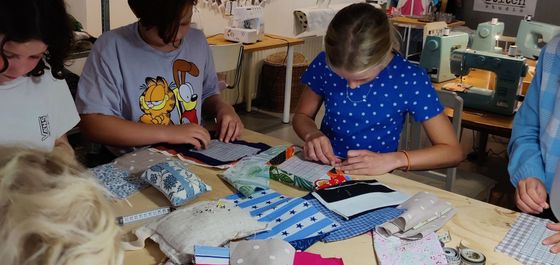 Kinderen tijdens naailes bij Stitch Studio