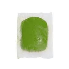 Un piccolo quadrato verde su un fazzoletto di carta bianco o un tovagliolo di carta.