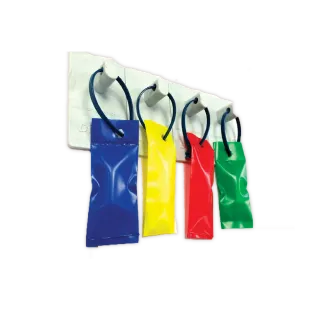 Quattro coloratissime pochette da appendere a un gancio a parete: blu, giallo, rosso e verde.