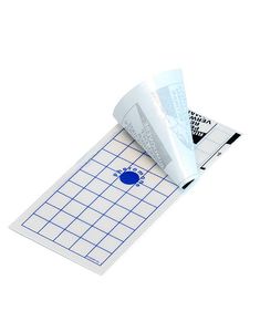 Foglio adesivo autoadesivo con griglia blu e un piccolo punto blu, parzialmente staccato