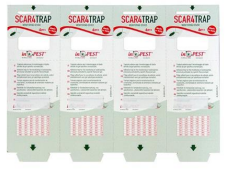 Quattro trappole per parassiti ScatraTrap con intestazioni rosse e pannelli di istruzioni bianchi su sfondo verde chiaro.