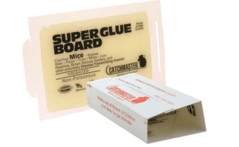 Scatola per trappola per topi con colla Super Glue Board, confezione beige e trappola bianca su sfondo neutro.