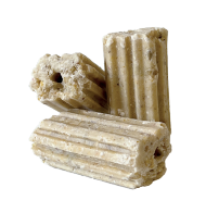 Tre pezzi di pasta rigata beige, due in piedi e uno sdraiato, su sfondo bianco.