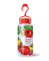 Bottiglia rossa appesa con un'etichetta a tema frutta e verdura con la scritta