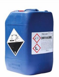 Contenitore blu per sostanze chimiche pericolose con etichette di avvertenza e coperchio con beccuccio versatore.