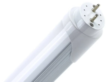 Lampadina a tubo LED bianca con due perni metallici su sfondo bianco