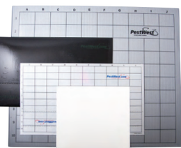 Pannelli e etichette con griglia a marchio PestWest sovrapposti su una superficie bianca