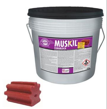 Secchio bianco di MUSKIL GRABLOCK con coperchio nero e blocchi di muratura rossi accanto.
