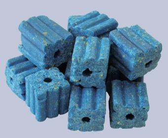 Dolcetti rettangolari blu impilati uno sull'altro su uno sfondo grigio chiaro.