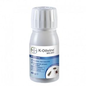 Flacone di insetticida K-Othrine WG 250 con tappo ed etichetta bianchi su sfondo bianco.