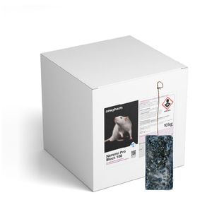 Scatola cubica bianca con etichette prodotto e cartellino appeso accanto a un campione di tessuto blu scuro con motivo.