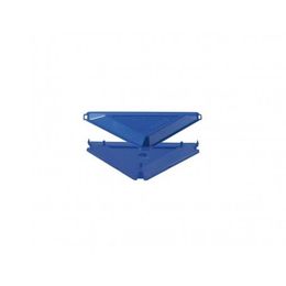 Forma geometrica blu piegata su sfondo bianco