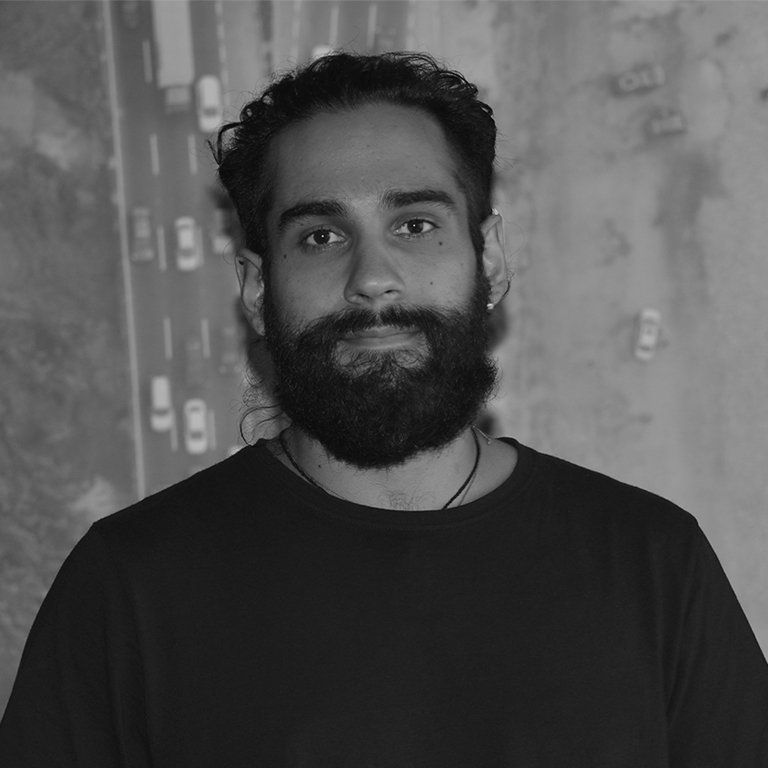Una fotografía en blanco y negro de un hombre con barba y camisa negra.