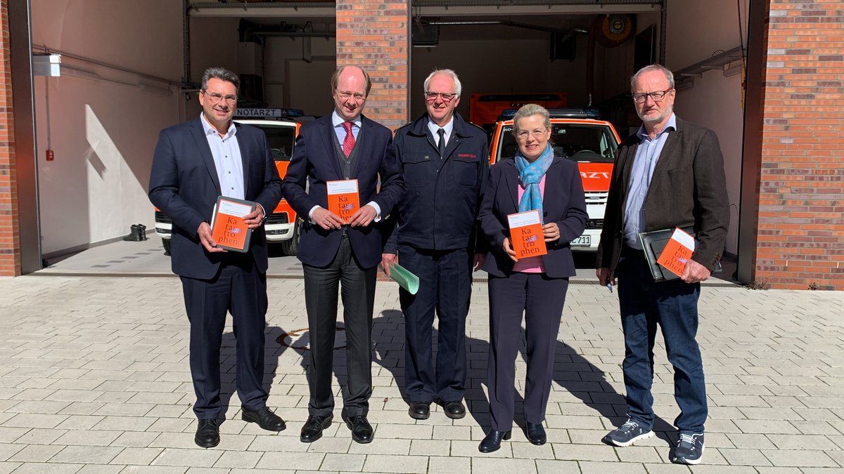 Ahlens Bürgermeister Dr. Alexander Berger (v. l.), Landrat Dr. Olaf Gericke, Kreisbrandmeister Heinz-Jürgen Gottmann, Krisenstabsleiterin Petra Schreier und Technik-Chef Bernhard Gröpper wollen für mögliche Krisensituation sensibilisieren.