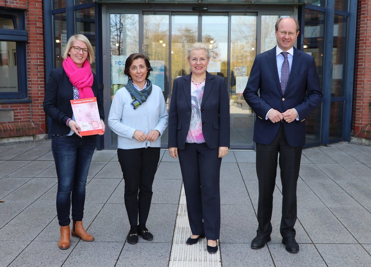 Das Impfzentrum des Kreises schließt am 30. April seine Türen. Impfzentrumsleiterin Barbara Weil, Gesundheitsamtsleiterin Dr. Anna Arizzi Rusche, Krisenstabsleiterin Petra Schreier und Landrat Dr. Olaf Gericke (v.l.)danken allen Beteiligten, die den reibungslosen Betrieb des Impfzentrums ermöglicht haben. -Quelle  Kreis WAF-