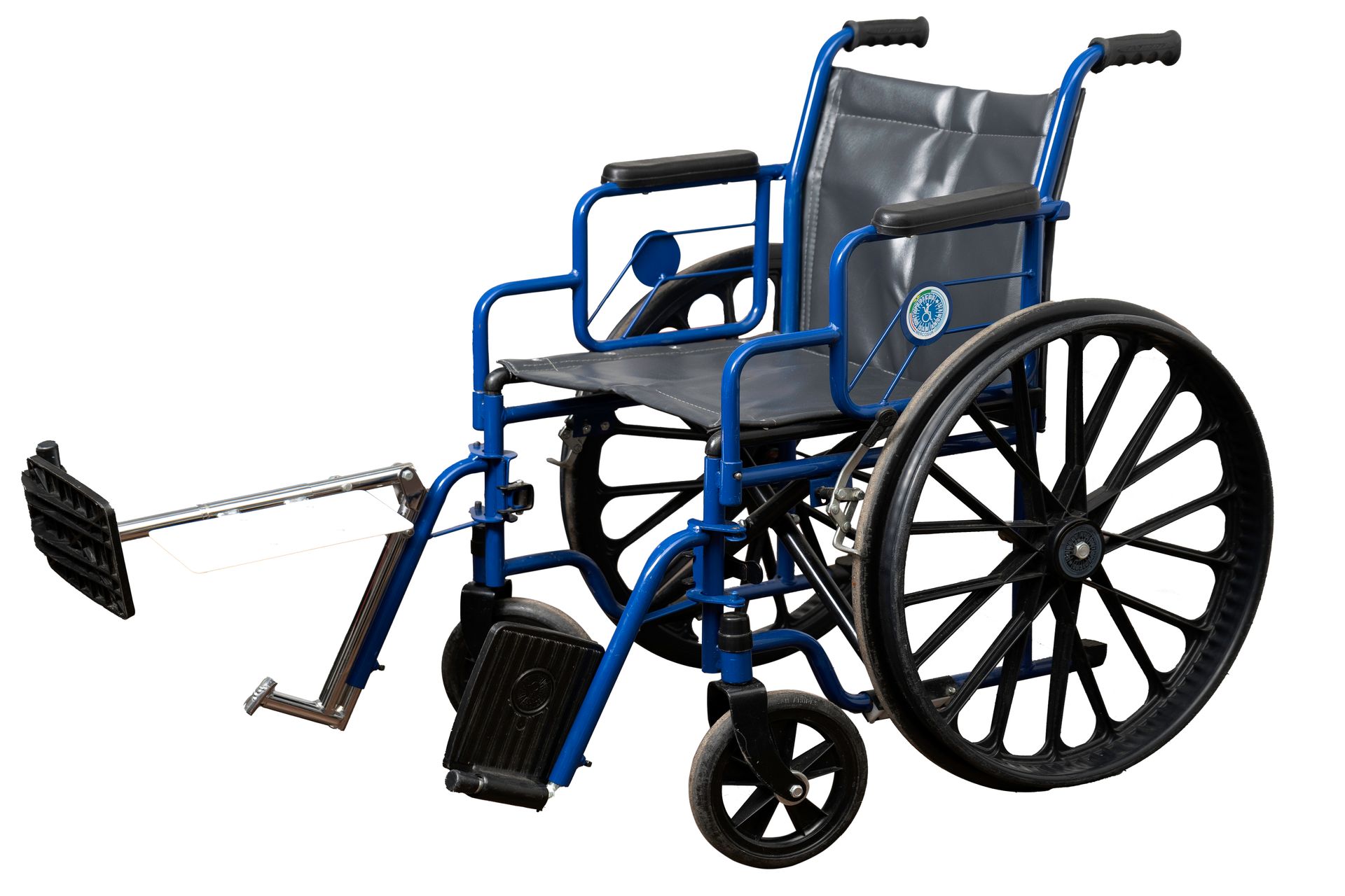 Silla de ruedas azul con ruedas y reposapiés negros.