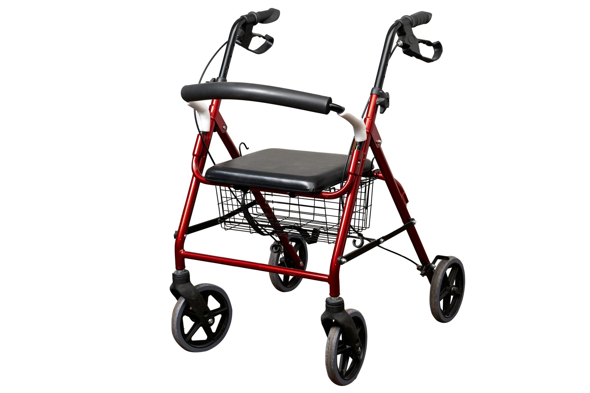 Andador con ruedas de color rojo, con asiento, cesta y asas de color negro.