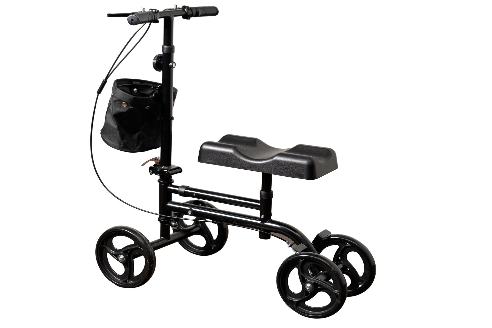 Patinete de rodilla negro con cuatro ruedas, manillar ajustable y cesta.